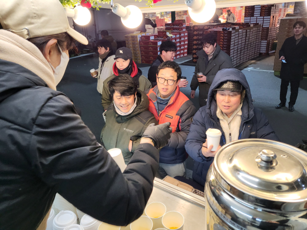 농협대전공판장 유통종사들에게 커피차 제공 모습