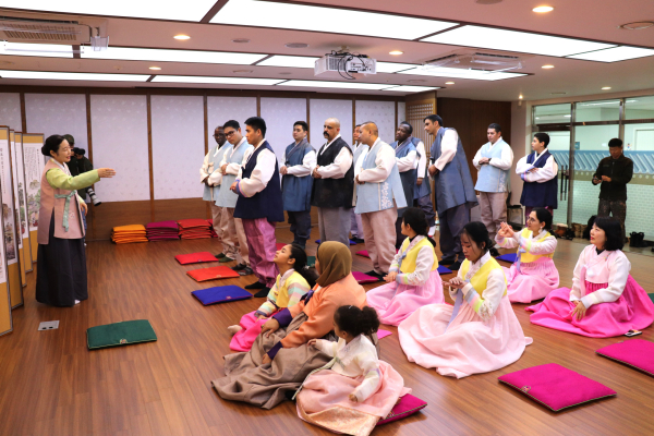 육군대학 외국군 수탁장교 및 가족 효문화 체험 모습