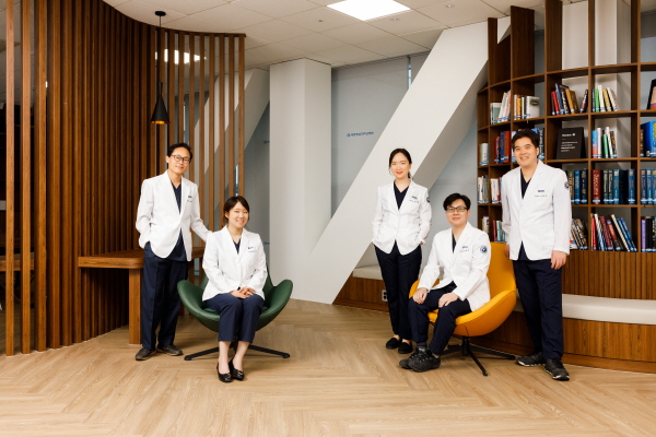 (사진 왼쪽부터) 산부인과 최재성 교수, 송수연 교수, 정예원 교수, 유헌종 교수, 신원교 교수