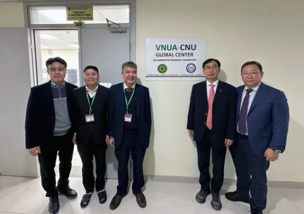 충남대-VNUA 글로벌센터 현판식 모습