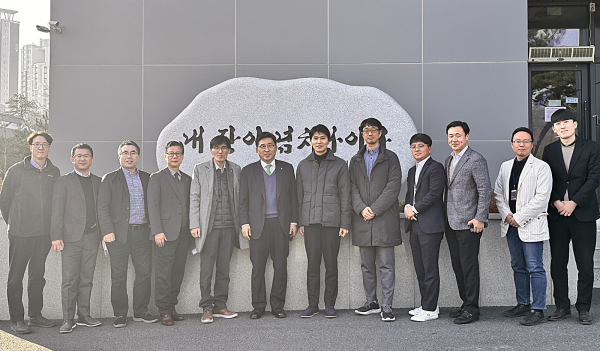 ㈜에르코스 방문 기념사진 * 한국농수산식품유통공사 김춘진 사장(좌측6번째), ㈜에르코스 대표 김슬기(좌측7번째)