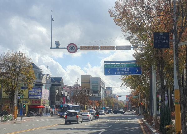 공작네거리에 설치된 후면 무인교통단속장비