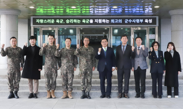 육군 군수사령부 방문 기념사진  * 한국농수산식품유통공사 김춘진 사장(우측 5번째)