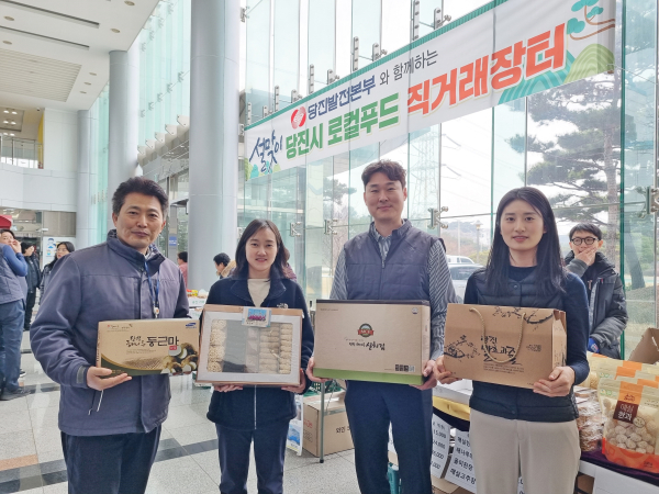 설맞이 ‘로컬푸드 직거래장터’ 에서 소비촉진에 동참한 임직원 모습