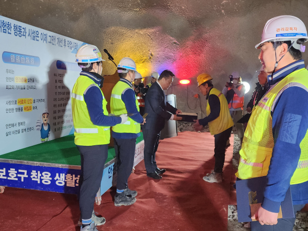 유성기 호남본부장(왼쪽 세 번째)이 지난 1일 고막터널 관통식에서 유공자에게 표창 수여를 하고 있다.