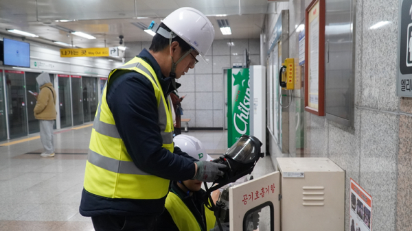 대전교통공사 안전점검반이 역사 내 안전시설물을 점검하고 있다.