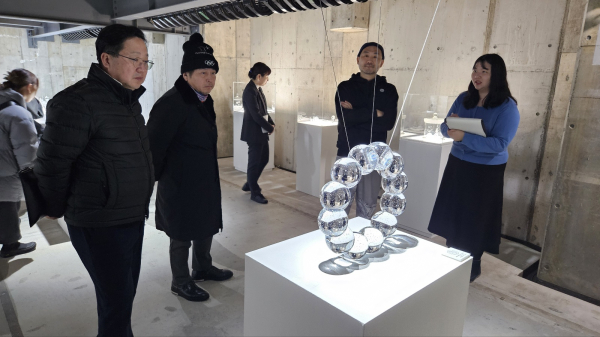 미래극장에서 개최되고 있는 국제예술제를 관람하는 이장우 대전시장-2