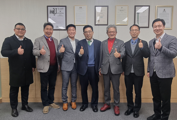 풀러턴시 관계자 간담회 사진  * 한국농수산식품유통공사 김춘진 사장(좌측 4번째), 풀러턴시 제임스 고 정책보좌관(좌측 3번째), 풀러턴시 원은천 국제협력 담당관(좌측 1번째)