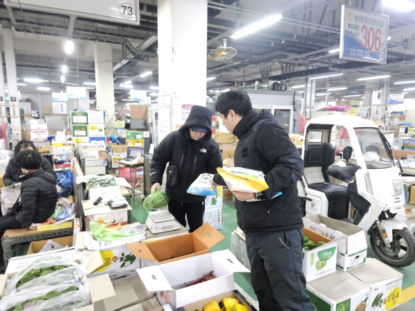 농협대전공판장 종사자들과 따뜻한 설 명절 나눔 행사 진행 모습