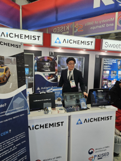 CES 2024에 참여한 ㈜아이케미스트 부스 운영 모습