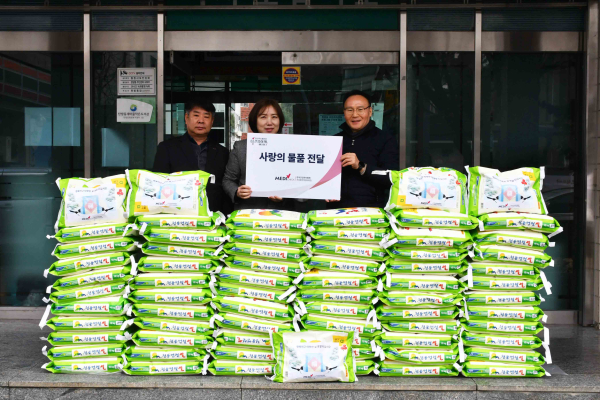 왼쪽부터 박기선 홍보교육차장, 유숙희 전략사업부장, 정선모 복지팀장