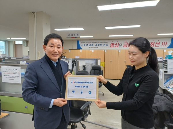 박용갑 전 대전 중구청장이 22대 총선 중구 국회의원 예비후보 등록을 하고 있다.