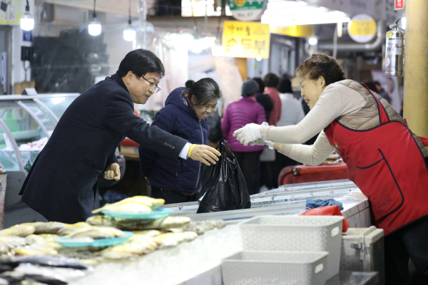 7일 세종 전통시장을 찾아 ‘설 명절맞이 장보기 행사’ 에 참석한 최교진 세종교육감