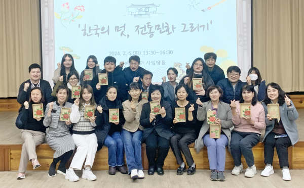 다문화가정 참가자들과 이민정 작가, 한국조폐공사 자원봉사자들이 행사 후 기념사진 촬영을 하고 있다.