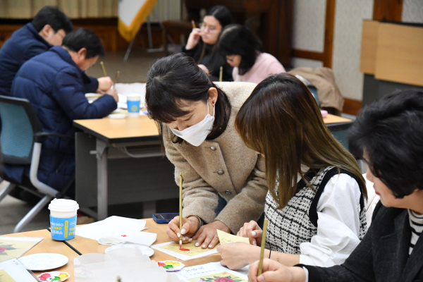 다문화가정 참가자들이 한국의 전통민화 그리기를 직접 체험하고 있다.