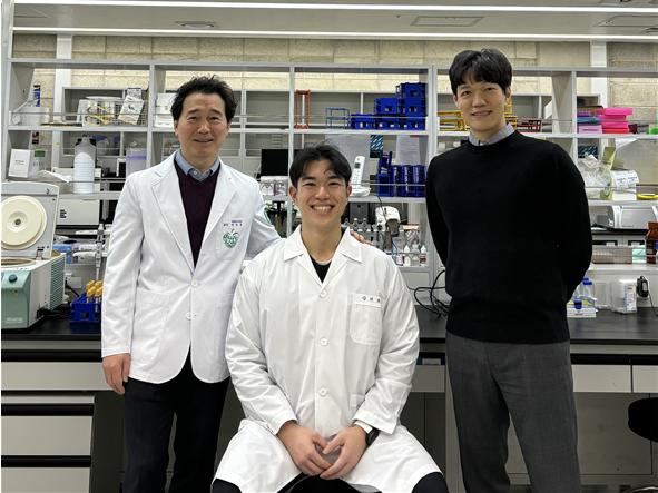 (좌측) 손창규 교수, 중앙 강지윤 학생, (우측) 이진석 교수