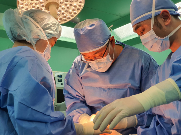 건양대병원 외과 문주익 교수(장기이식센터장) 집도 모습