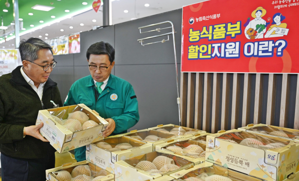 하나로마트 양재점 방문사진  * 한국농수산식품유통공사 김춘진 사장(우측 1번째)