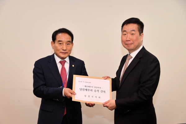 국세청 방문해 ‘당진세무서 승격·설치’에 대한 건의문 전달 모습