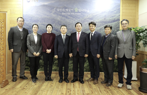 최민호 시장 남성현 산림청장 면담 기념사진