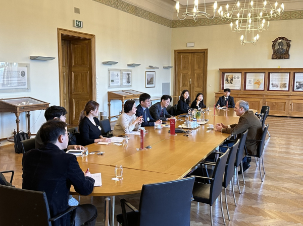 오스트리아 조폐국 B2B사업이사 클라우스 피셔가 한국조폐공사 관계자에게 예술형 주화에 대해 설명하고 있다.