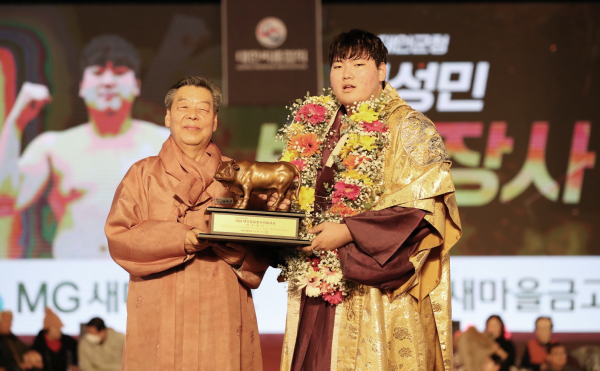 지난 12일 태안종합실내체육관에서 열린 ‘2024 설날장사 씨름대회’에서 백두장사에 등극한 최성민 선수와 가세로 군수