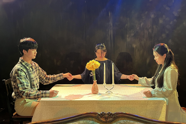 지난 14일 오후 대전 중구 대흥동에 있는 ‘소극장 고도’ 무대에서 목원대 성악·뮤지컬학부 학생들이 연극 '유리동물원'의 리허설을 하고 있다.