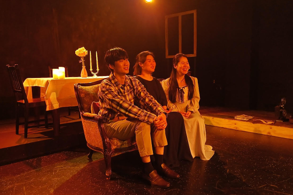 지난 14일 오후 대전 중구 대흥동에 있는 ‘소극장 고도’ 무대에서 목원대 성악·뮤지컬학부 학생들이 연극 '유리동물원'의 리허설을 하고 있다.