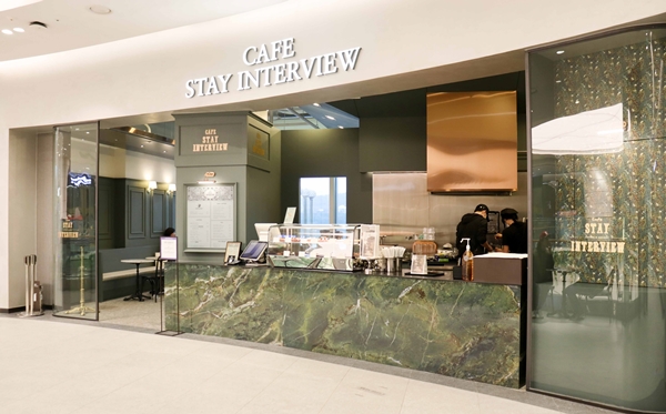 대전신세계에 새로 문을 연 카페 스테이인터뷰 전경