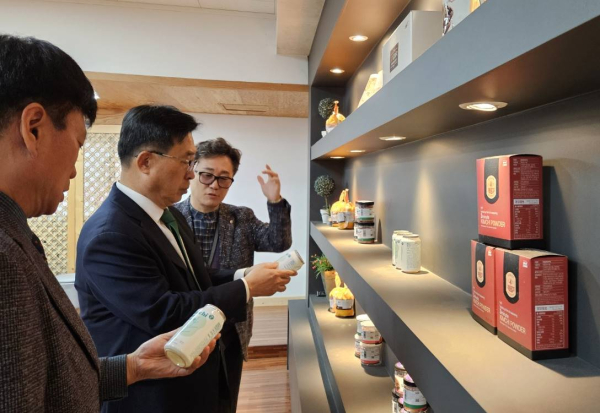 나리찬(주)농업회사법인 방문사진  * 한국농수산식품유통공사 김춘진 사장(좌측 2번째), 나리찬(주)농업회사법인 문성호 대표(좌측 3번째)