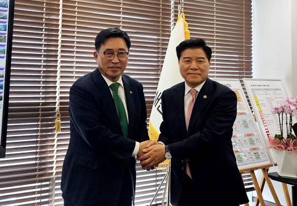 새만금개발청 방문 기념사진   * 한국농수산식품유통공사 김춘진 사장(좌측 1번째), 새만금개발청 김경안 청장(좌측 2번째)