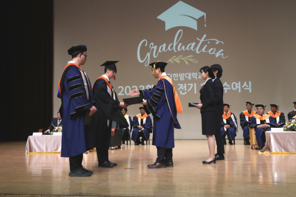 16일 ‘2023학년도 전기 학위수여식’을 개최하고 오용준 총장이 우수논문상 수상자에게 시상하고 있다.