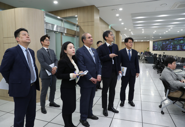 사미 알사드한 주한 사우디아라비아 대사(사진 앞줄 가운데)가 16일 경기도 과천시 한국수자원공사 한강유역본부 통합물관리센터에서 디지털 물관리 시스템을 지켜보고 있다.