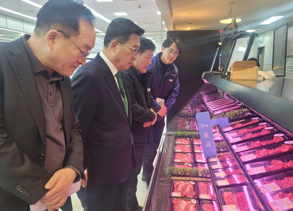 거제농수산물종합유통센터 하나로마트 방문사진 * 한국농수산식품유통공사 김춘진 사장(좌측 2번째)