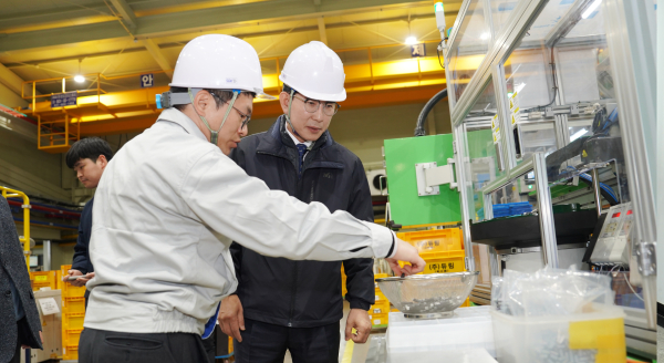 20일 이완섭 서산시장이 풍기산업과 듀링을 방문해 회사를 둘러보고 있다.