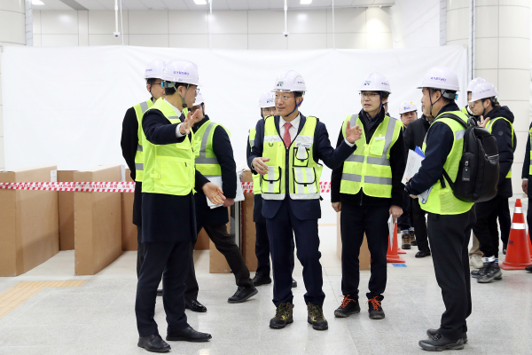 국가철도공단 이성해 이사장(가운데)이 지난 19일 GTX-A(수서~동탄)의 수서역 현장점검을 하고 있다.