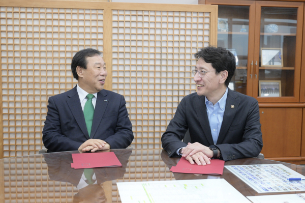 20일 김윤상 기획재정부 제2차관을 만나 2026년 정원도시박람회의 성공적 개최 관심 당부에 나선 최민호 시장