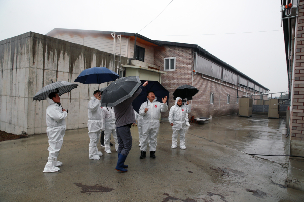 축산악취 개선 우수 사업장 견학 모습