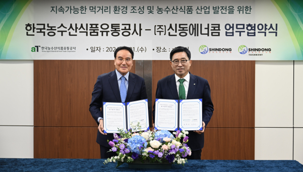 한국농수산식품유통공사-㈜신동에너콤 MOU * 한국농수산식품유통공사 김춘진 사장(오른쪽), ㈜신동에너콤 김윤식 대표(왼쪽)
