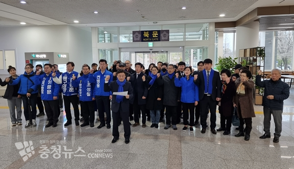 더불어민주당 대전 중구지역 당원들이 총선과 중구청장 재선거 경선을 촉구했다.