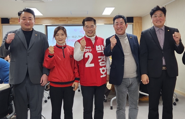 왼쪽부터 국민의힘 소속 조대웅, 양영자 구의원, 박경호 예비후보, 이효성 시의원, 이준규 구의원