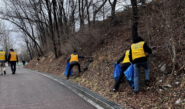 상명대 직원 동호회 회원들의 환경미화 봉사활동 모습