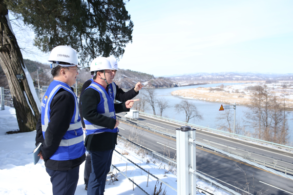 윤석대 한국수자원공사 사장(사진 가운데)이 2월 23일, 경기도 파주시 소재 임진강 유역의 취수 현장을 살펴보고 있다.