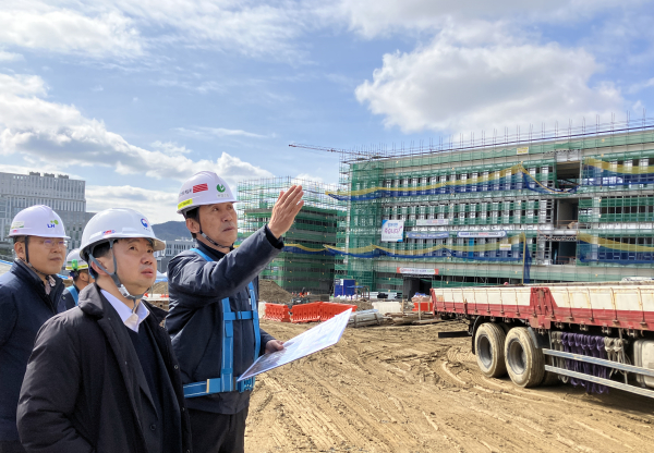 엄정희 행복청 차장(가운데)이 4-2생활권 공동캠퍼스 건설공사 현장을 방문하여 공정현황을 점검하고 있다