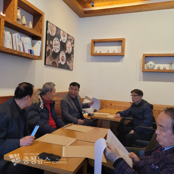 이날 기자회견에는 김범규 계룡시의회 의장을 비롯한 당 관계자들도 자리를 함께했다 / 조홍기 기자