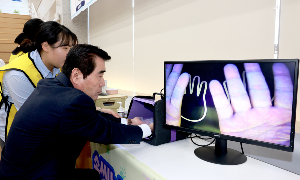 손씻기 행사에 참여한 김동일 보령시장