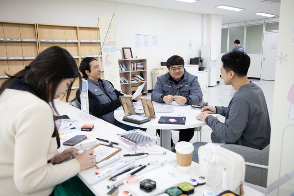 임직원들을 대상으로 ‘나만의 캘리그라피 증정 이벤트’ 진행 모습