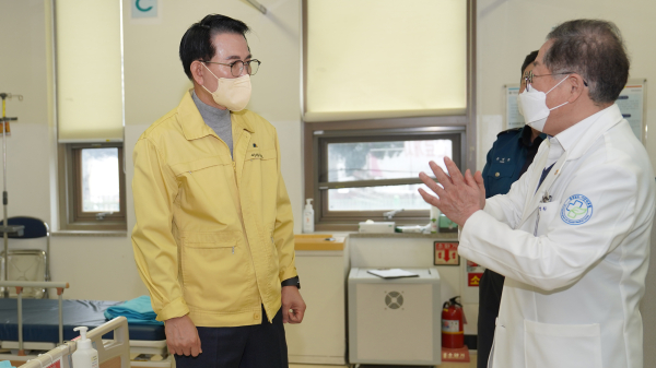지난 23일 이완섭 서산시장이 서산의료원을 방문해 애로사항을 청취했다.