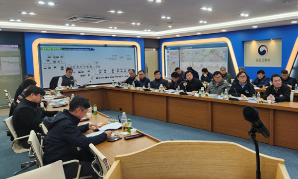 26일, 강원본부와 협력사 관계자들이 춘천∼속초 1공구 현장사무실에서 ‘2024년 강원권 철도건설사업 예산 조기집행을 위한 재정회의’를 시행하고 있다.