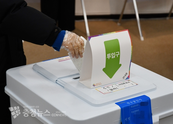 20대 대선 사전투표 첫 날인 4일 한 유권자가 투표함에 투표용지를 넣고 있다.